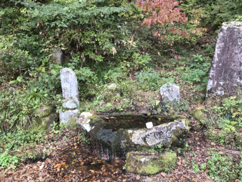 道端にたたずむ石仏に古道の面影が偲ばれます。