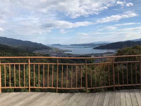 少し小高い展望デッキからの遠望