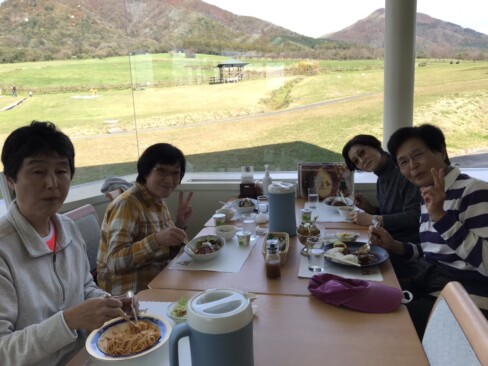 気持ちのいい高原をバックに昼食、う~ん、おいしい。
