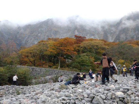 行者谷の河原、休憩ポイントで絶好のビュースポット。