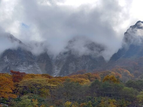 霧がかかり幻想的でダイナミックな北壁の山容。