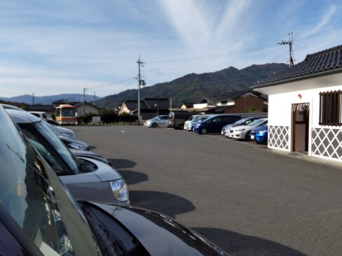 町中観光駐車場好天土曜日ほぼ満車