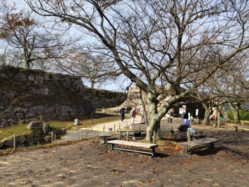 北千畳跡桜の季節が良いかな