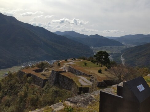 天守跡から南二の丸・南千畳