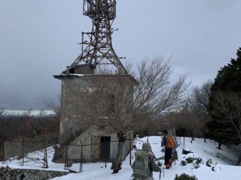 アンテナの廃屋。雰囲気あるなあ・・・。