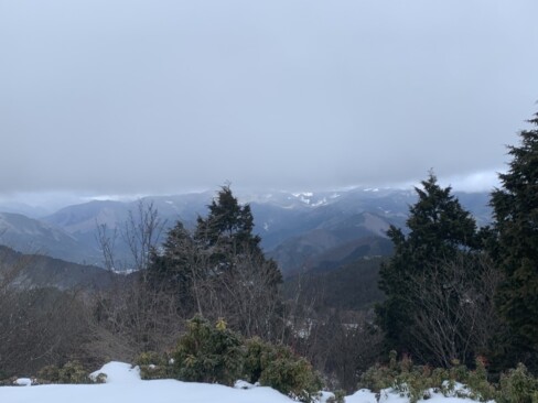 雪の積もった山々が見渡せます。