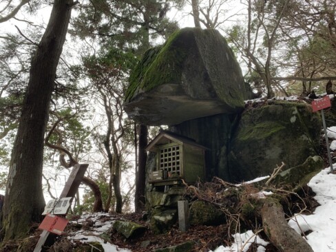 虚空蔵尊。大きな岩のバランスがすごい!!