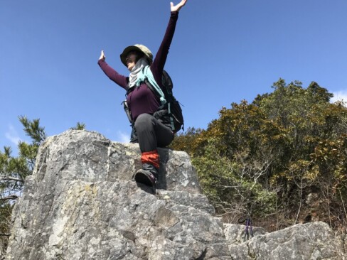 虚空蔵山山頂下の丹波岩で。ヤッホー(^O^)/この岩には「左馬」と彫られています。