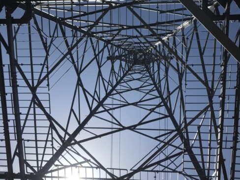 鉄塔の下を通り抜け・・・