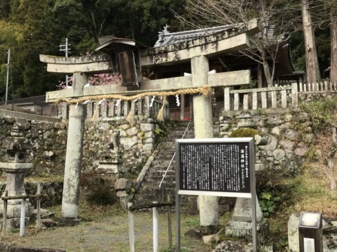 祭神のスサノオノミコトが酒の湧く泉を告げた場所に建てたという酒滴(さかたれ)神社の前を通り・・・