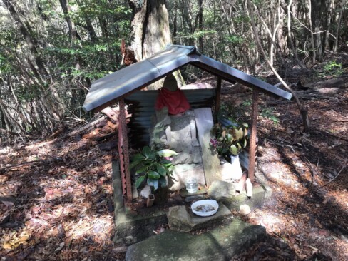 主稜線に上がる途中にある役行者像。足、細い!!鍛えておられます。