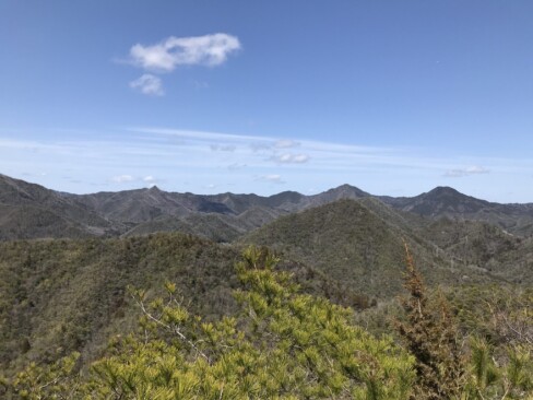12:40八王子山から少し進んで、眺望の良いところで昼食。とんがり山・白髪岳・松尾山などが見渡せます。