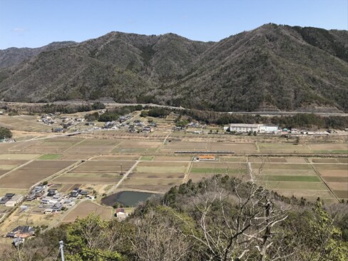 岩場から、舞鶴若狭道方面。福知山線を走る電車がかわいい。