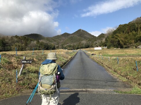 登山道はこちら~の標識に従って、田んぼの中の道を進みます。