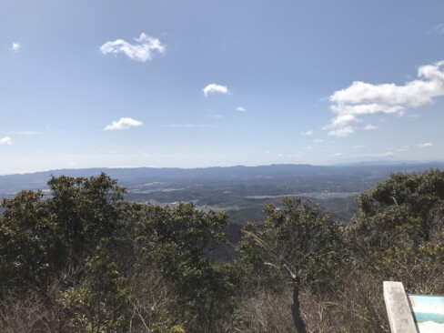 六甲山系や淡路島も見えます。