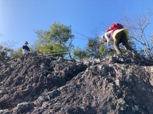 リーダーが見守る中、鎖を使って慎重に・・・