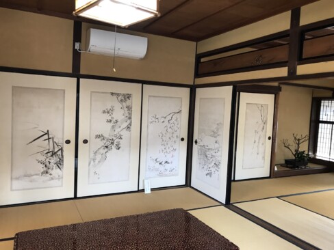 贅を究めた家具や調度品の数々。昭和の初めには洋館も建てられ、和と洋の粋を感じることができます。