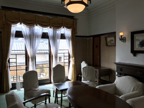 2階にある洋間の応接室。隣には寝室があり、書棚なども配され、窓からは大江山連峰を遠望することができます。