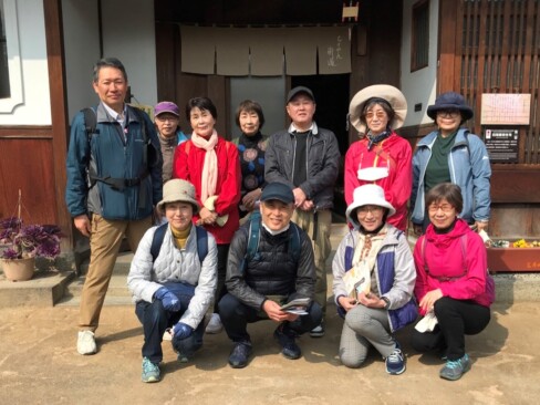 旧尾藤家住宅前で記念写真。後日、女性の参加者から「当時の隆盛に思いを巡らせることができ、今度は丹後ちりめんの着物で歩いてみたい」「着物を着る機会はほとんどないけれど一度羽織ってみたくなった」などのコメントが寄せられました。日本の伝統文化が継承されていくといいですね。