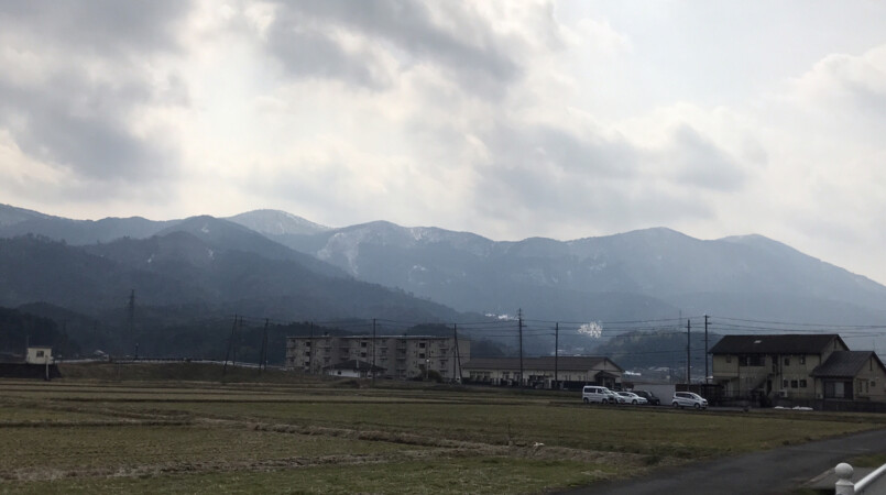 サイクリングロードから残雪まばゆい大江山連峰が一望のもと。その雄大な眺めに感嘆の声があがりました。