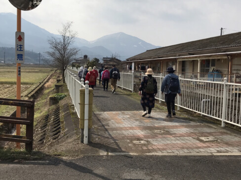 かっての鉄道線路を偲ばせる踏切跡が残っていました。