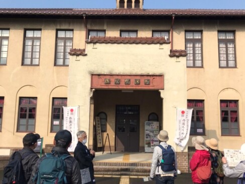 今回のウォークの起点になった「旧加悦町役場庁舎」。昭和の初めのモダンな建物で京都府の指定有形文化財。令和に入っての大修理を経て現在は与謝野町観光協会として活用されています。