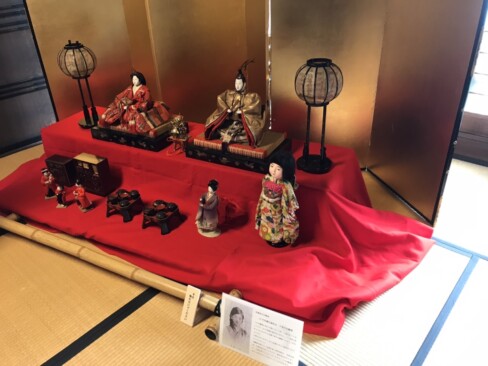 親子三代の典雅なおひな様飾り。それぞれに分けて展示されて、華やいだ雰囲気を醸し出していました。