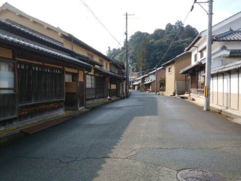 往時をしのばせるちりめん街道。かすかに機音が響いていました。