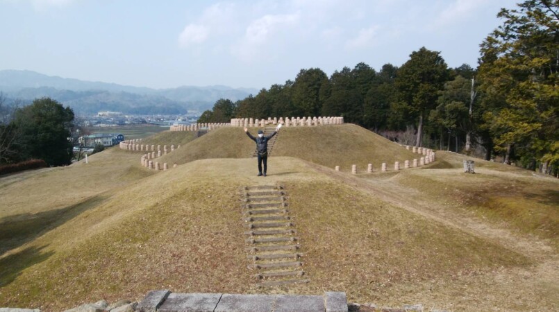 「まるで王国の長になった気分ではないですか?」その長からの一句です。 ”残雪の峰 ちりめんの音はるか”