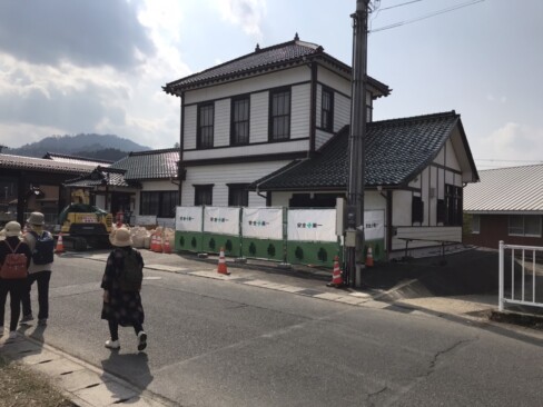 旧加悦駅舎で加悦鉄道資料館になっていますが、現在改装工事中でした。
この4月にSL広場にあった機関車などが移転されてリニューアルオープンするそうです。