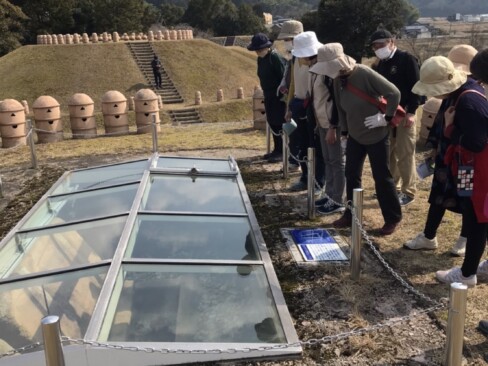 「へぇー、こういうところに埋葬されていたんだ」と臨場感いっぱい。