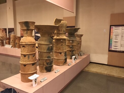 はにわ資料館の内部。町内の古墳から出土したさまざまな形の埴輪や土器などが陳列されています。小さな犬の埴輪もありました。