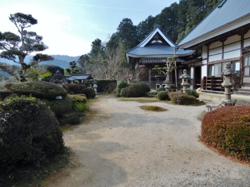 午前9時に隠龍寺で、登山の無事を祈って出発しました。