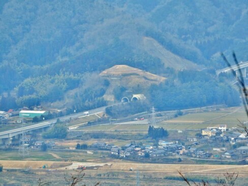 私市丸山古墳が見えています。
