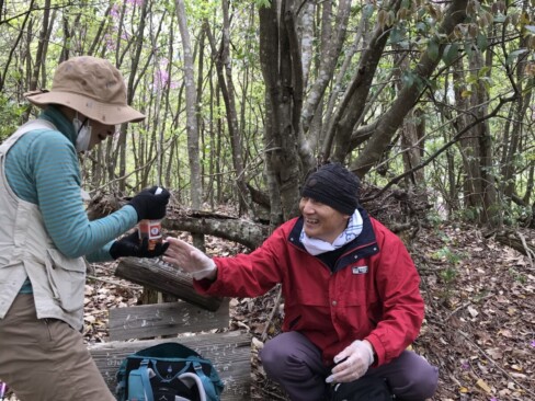 1つ目のピーク「二ノ山」手前の滝山古墳で、しばし休憩。