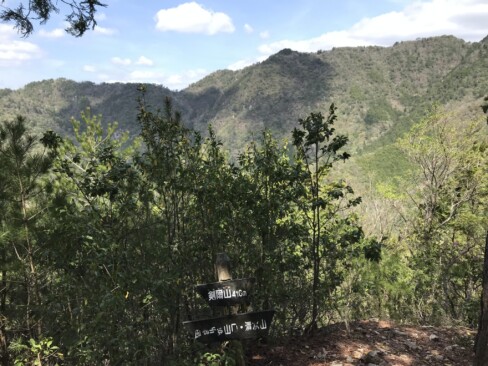 ついに本日10番目のピーク「剣爾山」到着。向かいのお山をぐるっと歩いてきました。