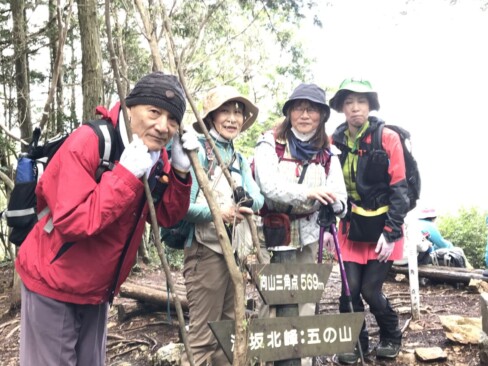 本日5つ目のピーク「向山」(標高569m)到着。ヒカゲツツジロードは、まだまだ続きます。