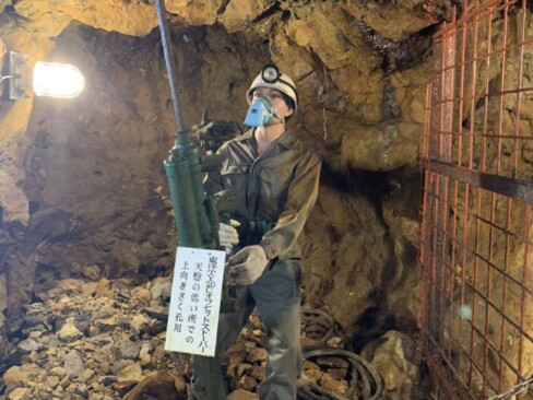 近代の作業の様子。鉱山は、昭和48年3月まで続きました。