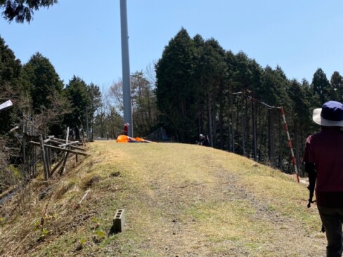 この先に、パラグライダーの基地があります。