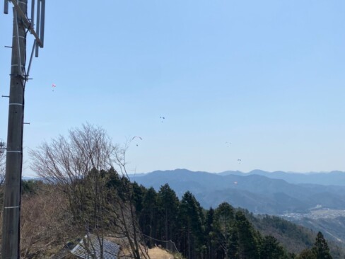 山頂付近には、展望台や立派な小屋などがあって、よく整備されています。