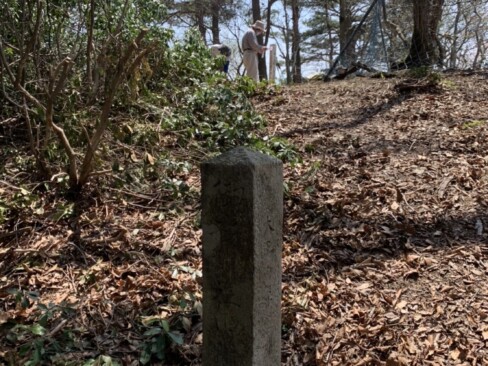 御形神社の所有地の石柱。