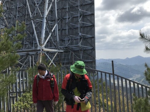 本日9つ目のピーク「清水山」。ここから先は、岩巡りを楽しみながら。
