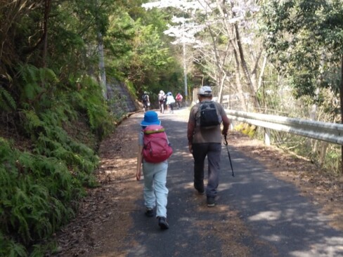 子どもも、自分で荷物を背負って頑張ります。