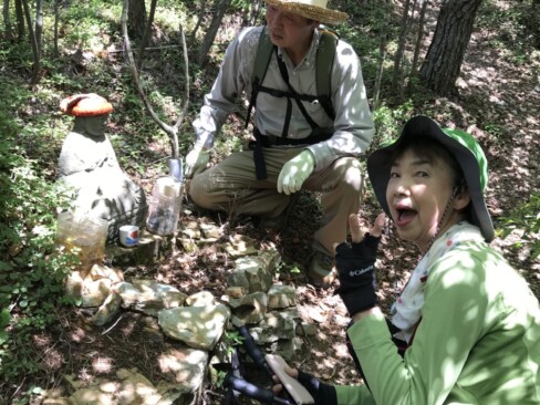 前三尾に行く途中の石仏「やれやれ地蔵」さん。