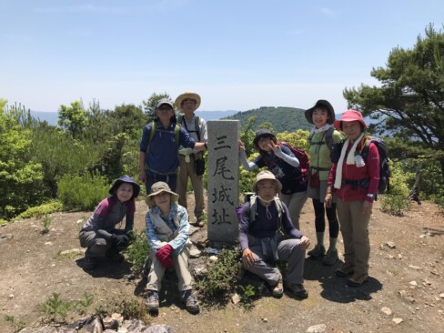 晴天の三尾山山頂に到着✌360度の展望。気持ちいいーーーーー