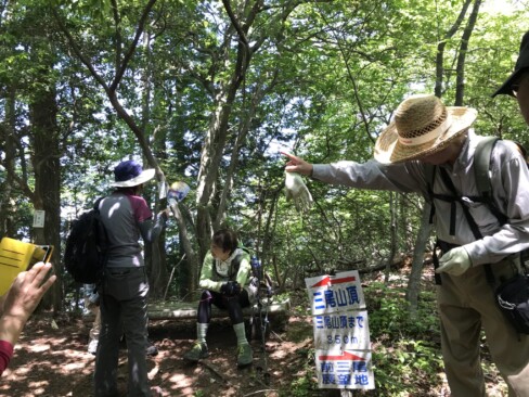 前三尾と中三尾の鞍部。木のベンチで一休み(>_<)