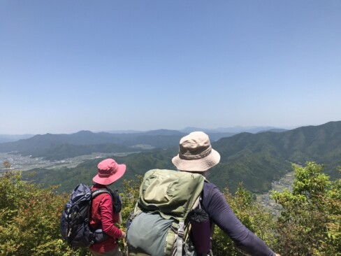 奥のほうにかすんで見えるのは「三岳山」と大江連峰。