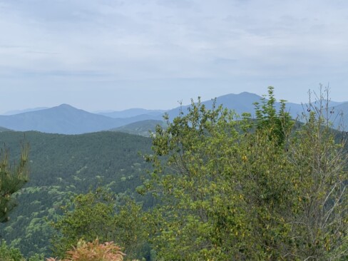 展望ピークからの眺望。日名倉山・後山・氷ノ山等々、たくさんの山が見渡せます。