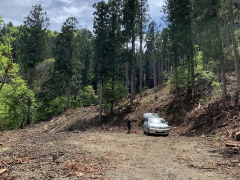 登山口付近の駐車場。材木の切り出しでいたるところに作業道があり、注意が必要です。