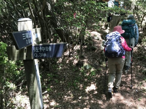 下山は、鏡峠方面へ。岩場を慎重に歩きます。